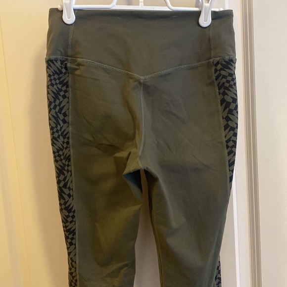 Nike | Cropped Green Leggings with Geometric side pattern - Picture 3 of 4